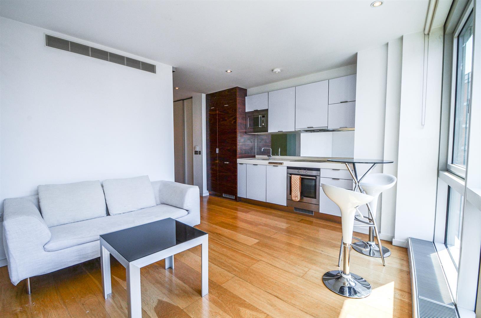 Flat Fairmont Avenue in Greater London
