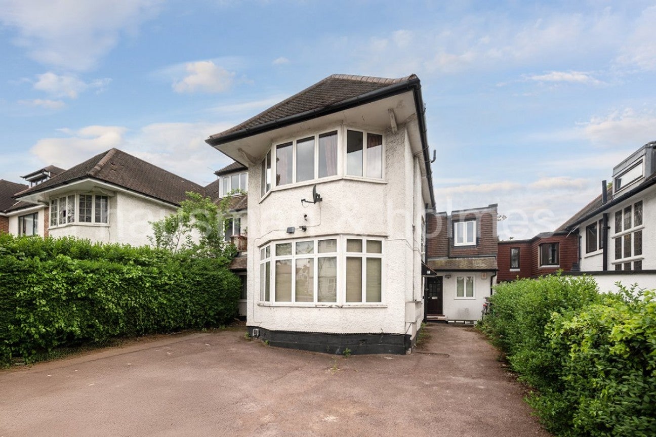 Flat Finchley Road in Greater London