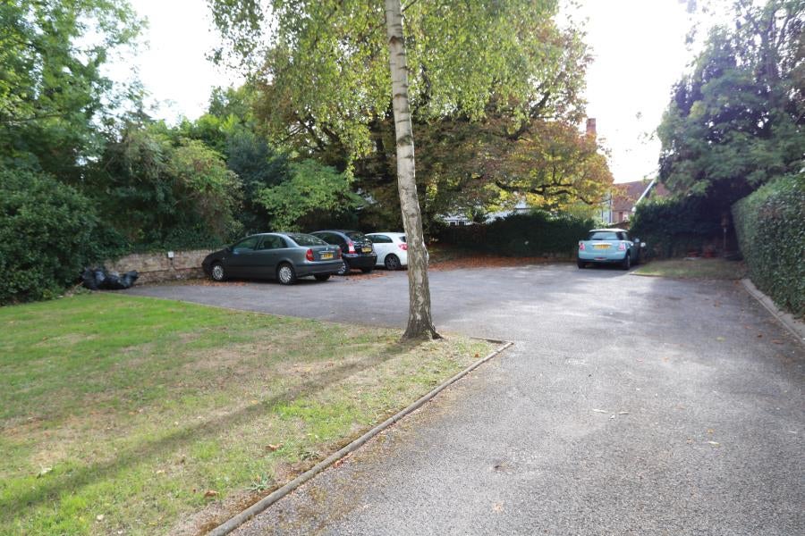 Flat Ewell Road in Greater London