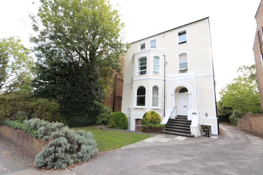 Flat Ewell Road in Greater London