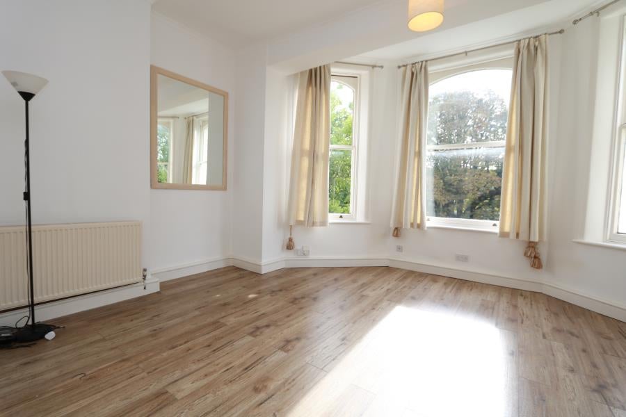 Flat Ewell Road in Greater London