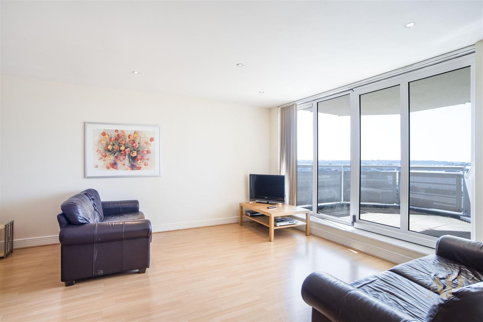 Flat Wards Wharf Approach in Greater London