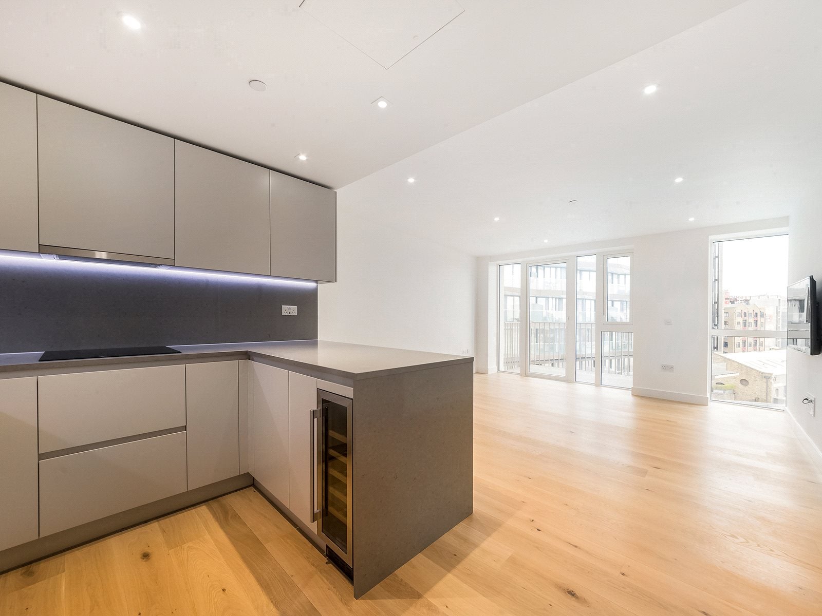 Flat Vinegar Street in Greater London