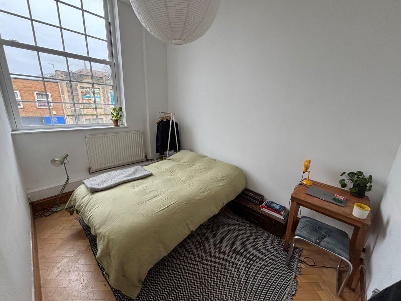 Room Fishponds Road in Bristol