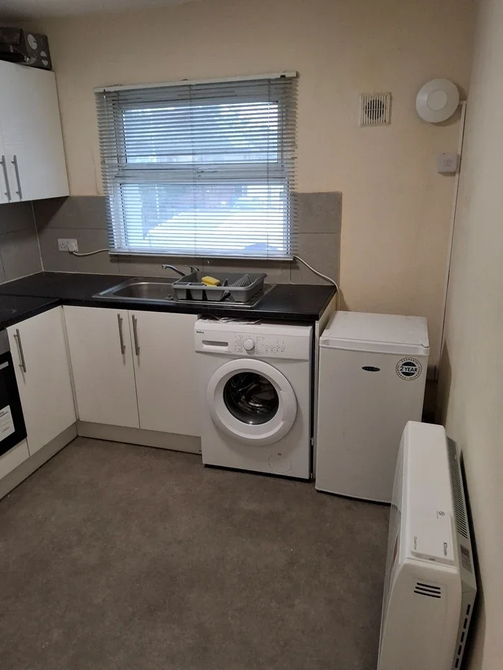Flat Hendon Way in Greater London