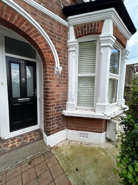 Flat Sidney Road in London