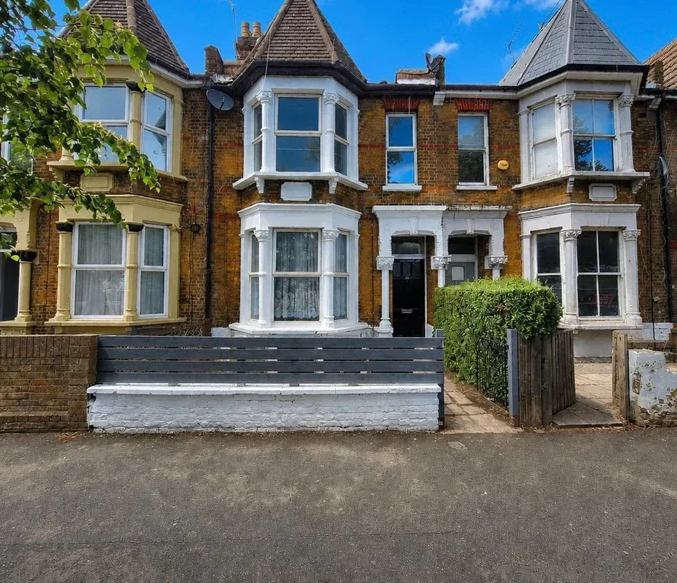 Flat Broad Lane in Greater London