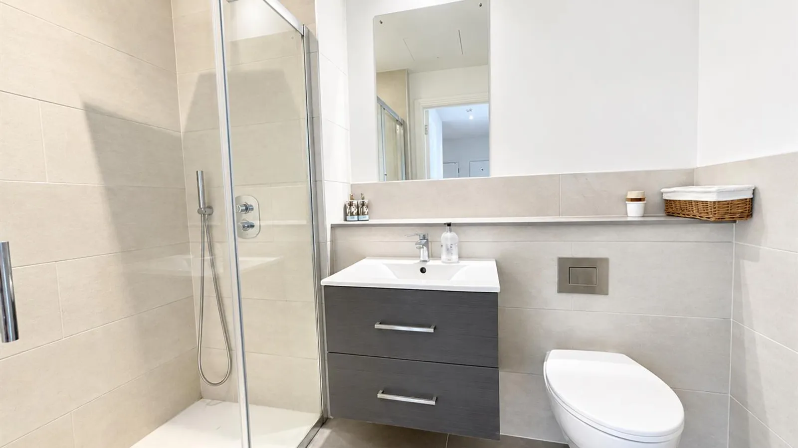 Flat Lilac Place in London