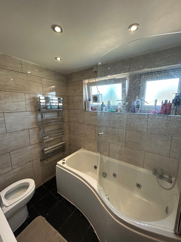 Room Hassett Road in Greater London