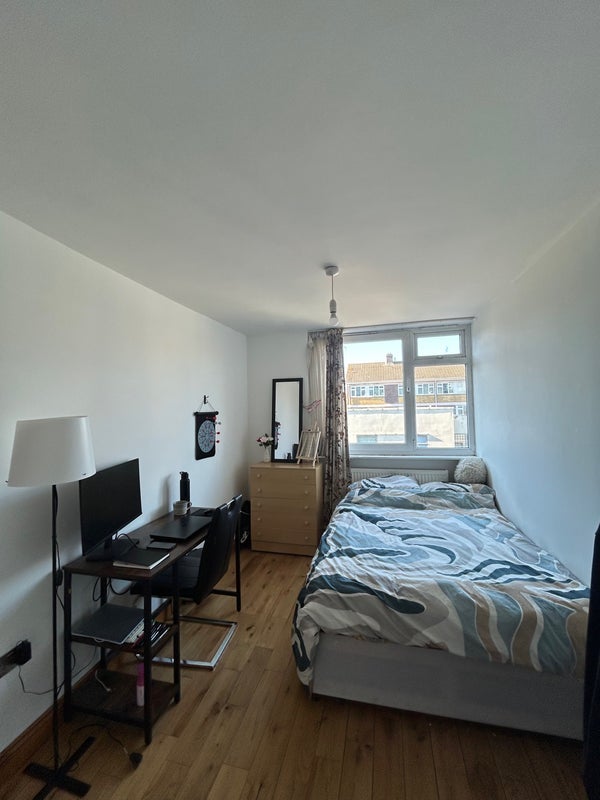 Room Hassett Road in Greater London