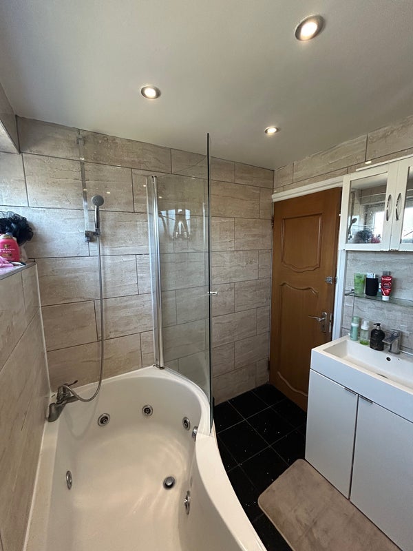 Room Hassett Road in Greater London