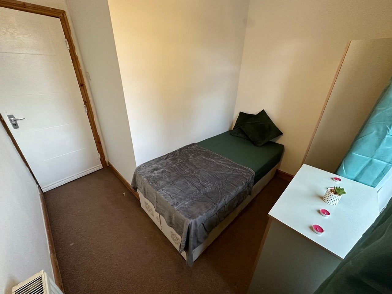 Room Beaumont Avenue in Greater London