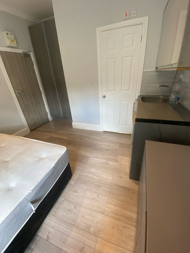 Flat Brownhill Road in Greater London