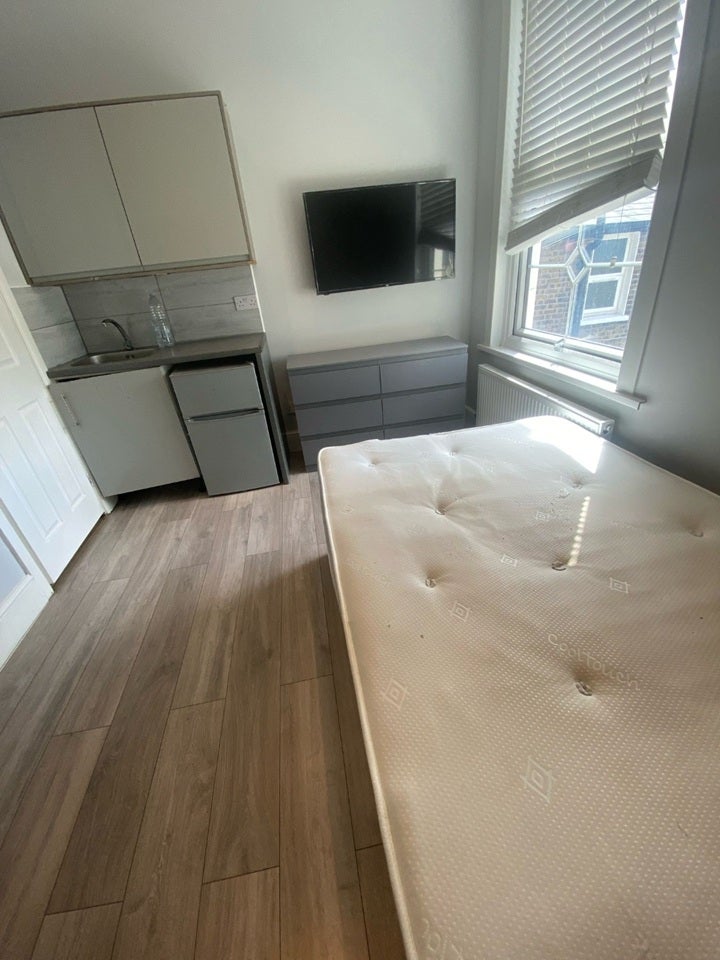Flat Brownhill Road in Greater London