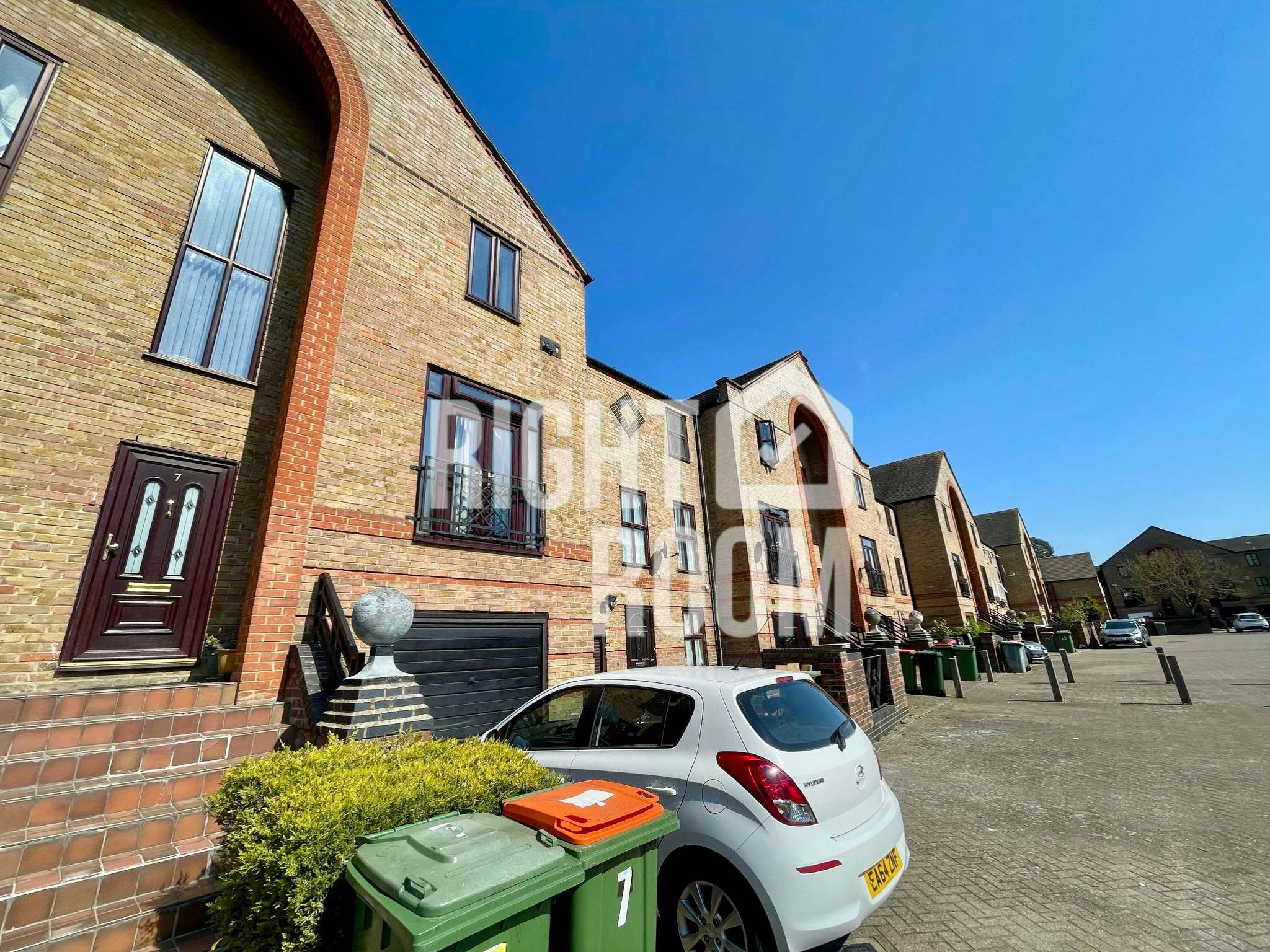 Flat Garnet Walk in Greater London