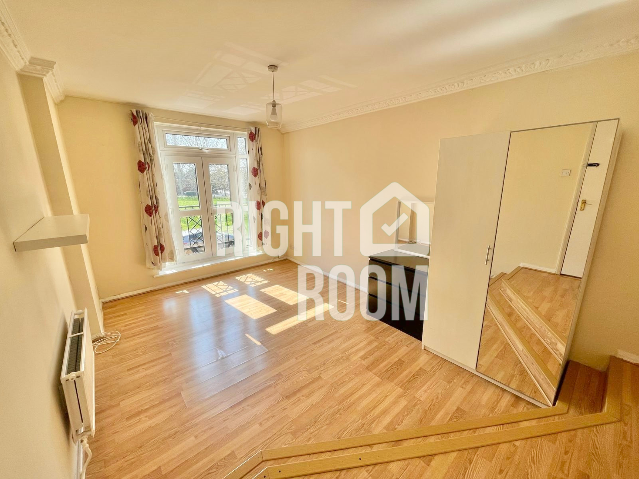 Flat Garnet Walk in Greater London