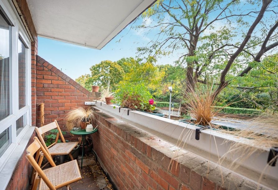 Flat Sheen Road in Greater London