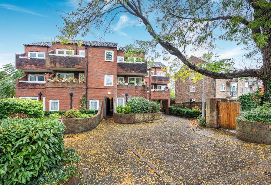 Flat Sheen Road in Greater London