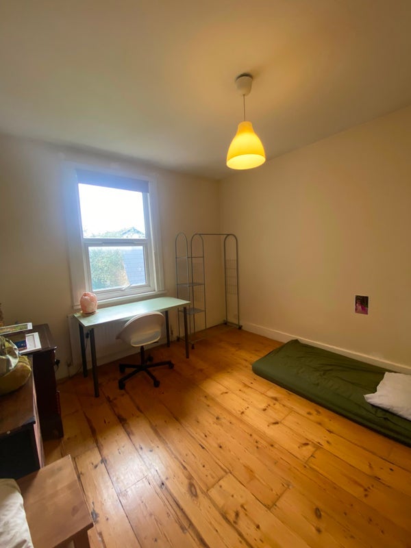 Room Forest Road in Greater London