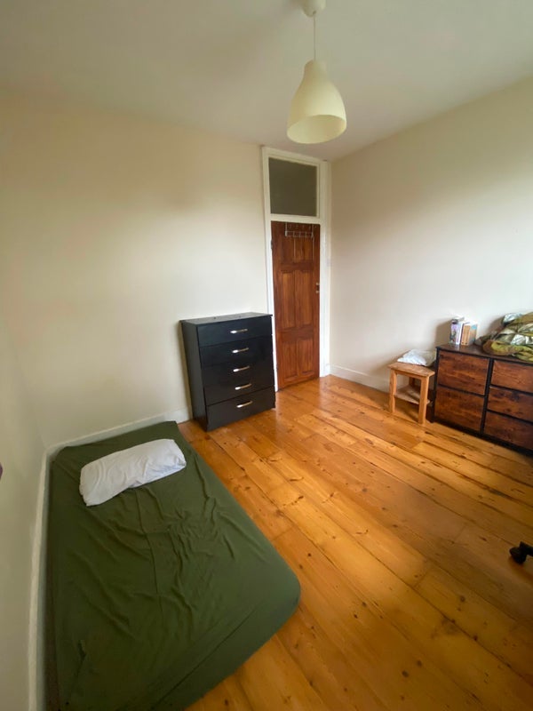 Room Forest Road in Greater London
