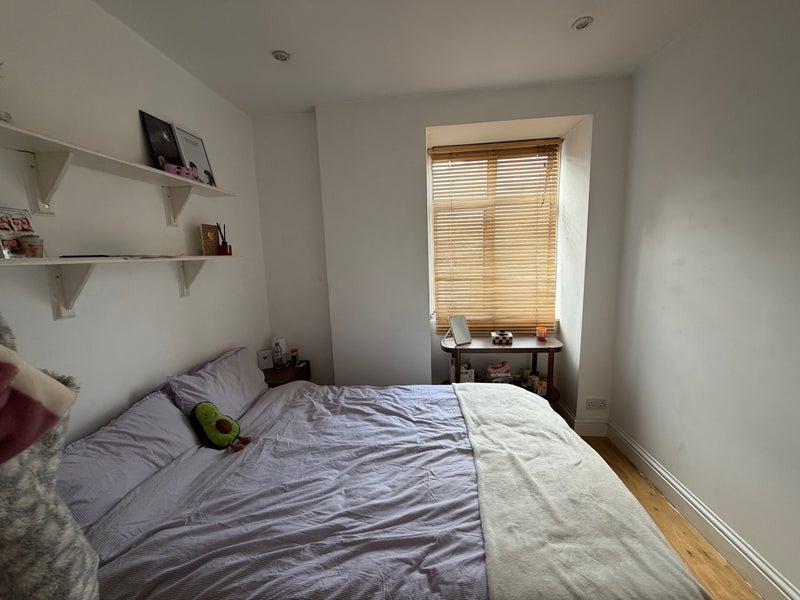 Room West Road in Greater London