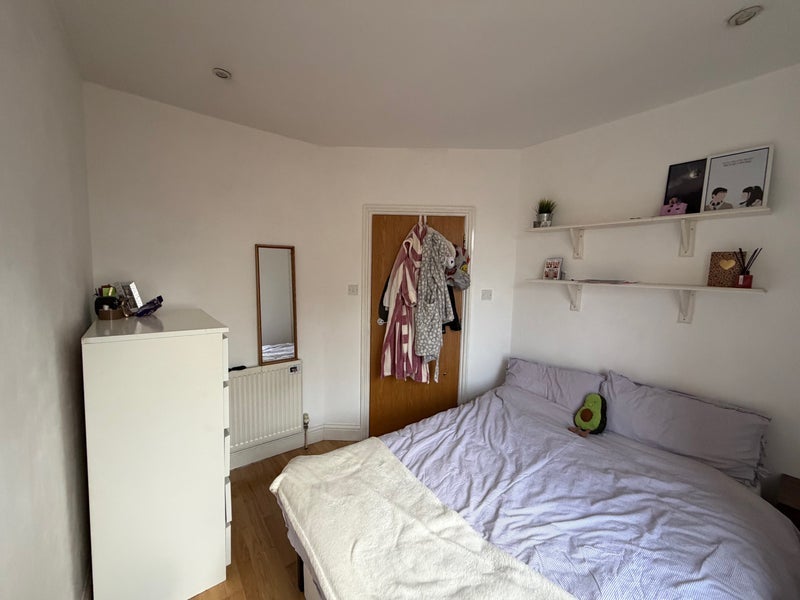 Room West Road in Greater London