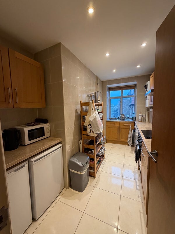 Room West Road in Greater London