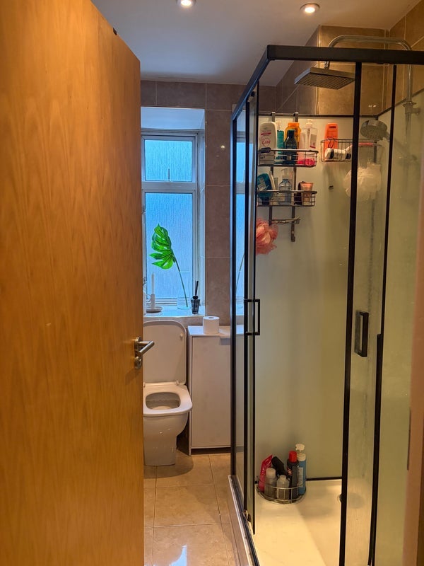 Room West Road in Greater London