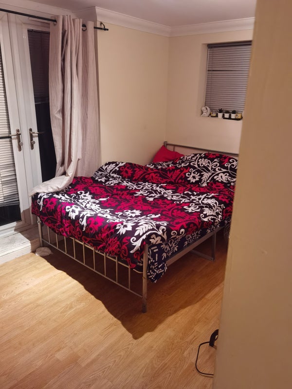 Room Fitzroy Street in Cardiff