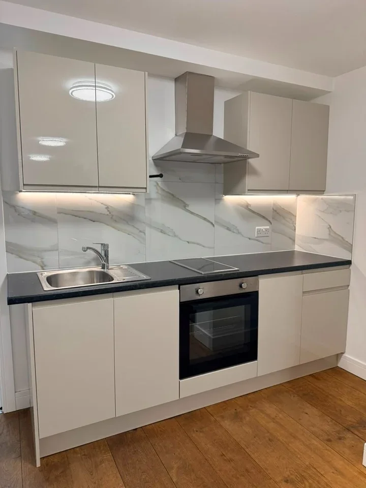 Flat Ballards Lane in Greater London