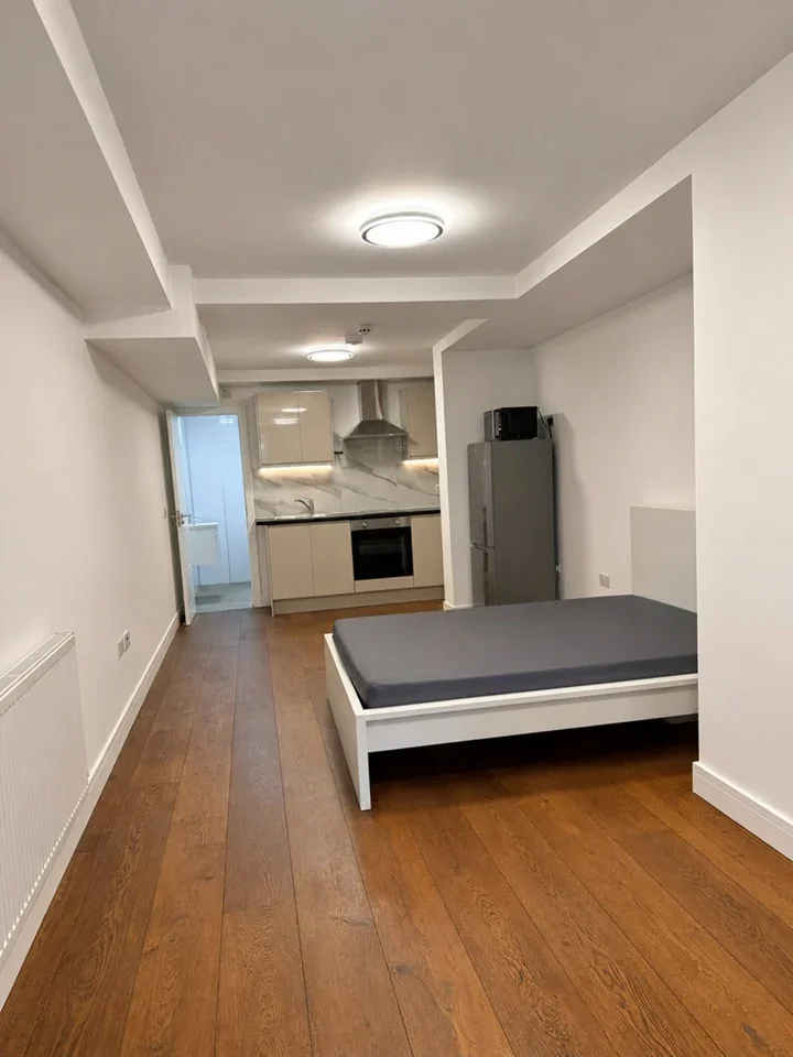 Flat Ballards Lane in Greater London