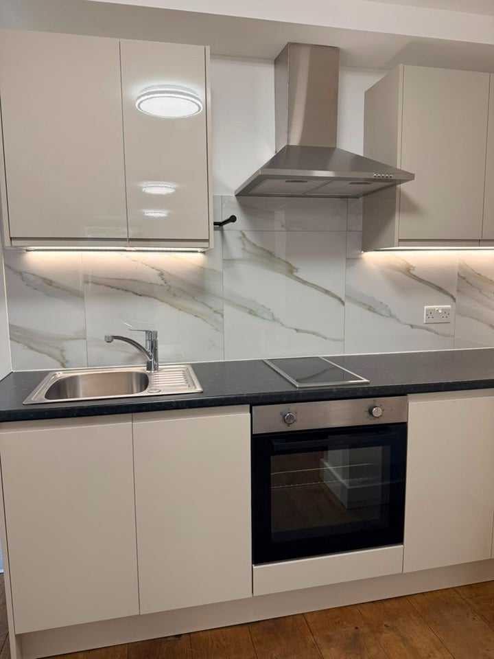 Flat Ballards Lane in Greater London
