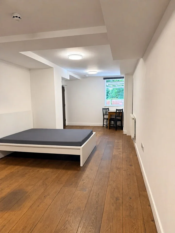Flat Ballards Lane in Greater London