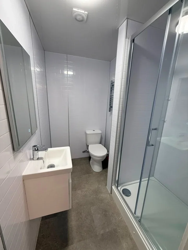 Flat Ballards Lane in Greater London