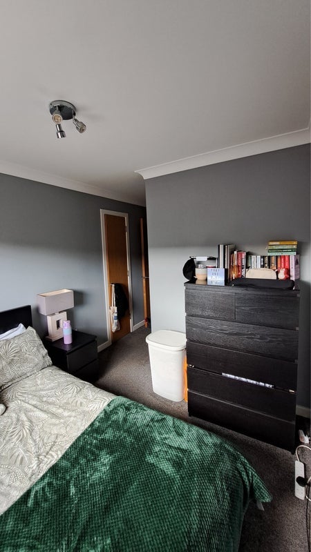 Room Hillfoot Street in Glasgow