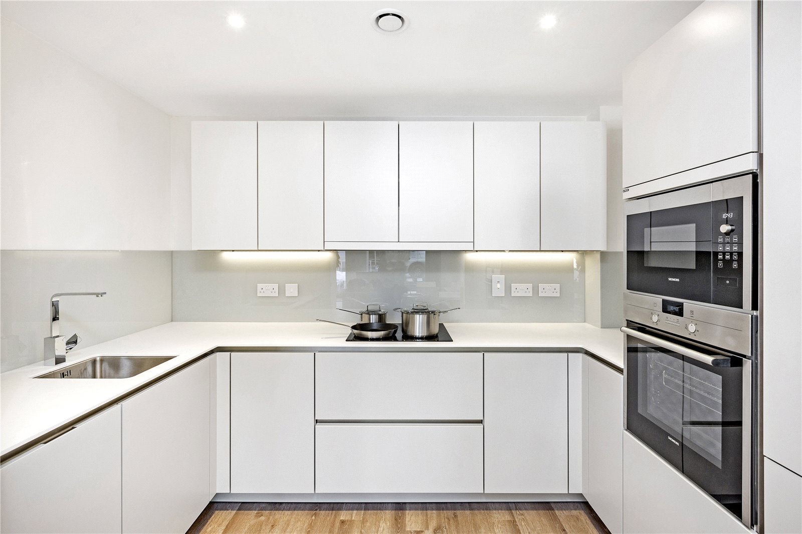 Flat Blairderry Road in Greater London