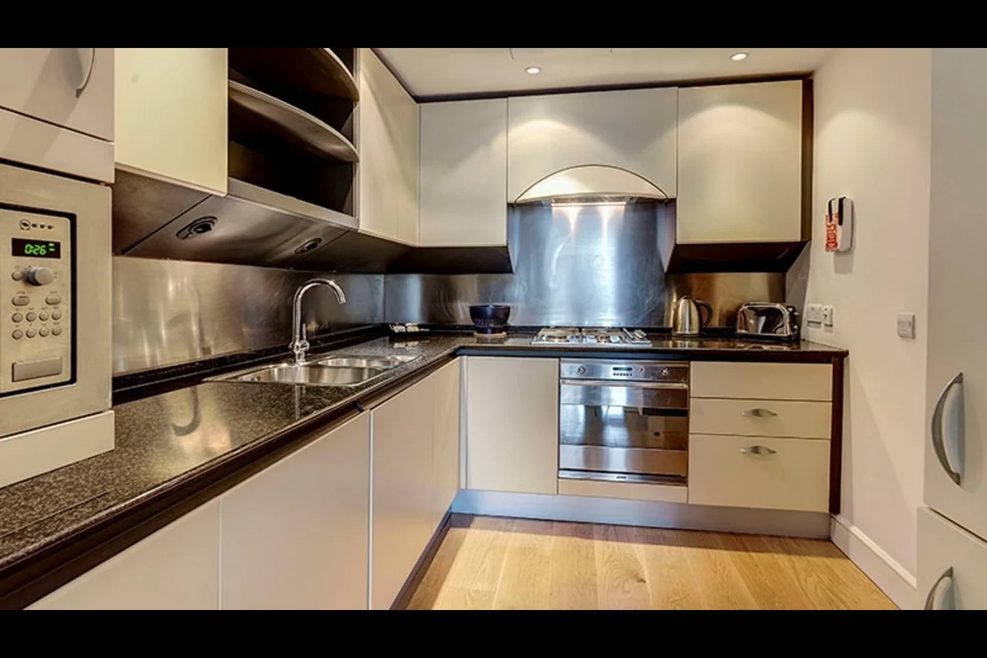 Flat Westferry Circus in Greater London