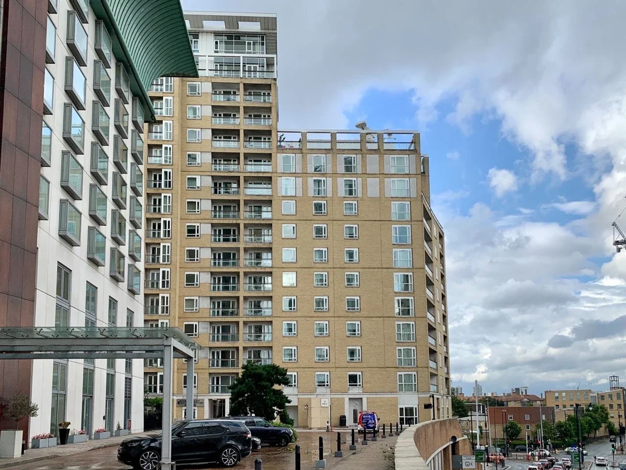 Flat Westferry Circus in Greater London