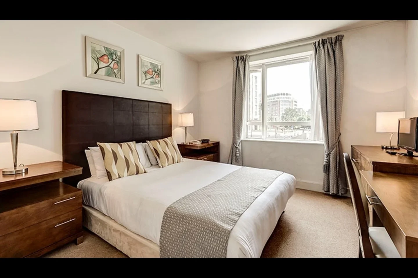 Flat Westferry Circus in Greater London