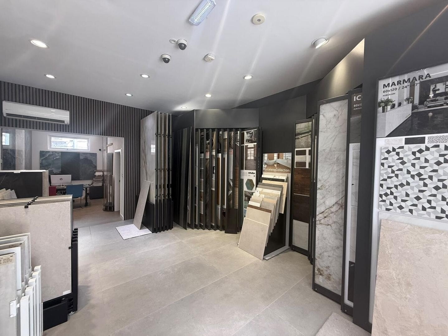 Flat Ballards Lane in Greater London