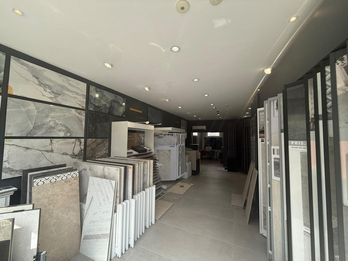 Flat Ballards Lane in Greater London