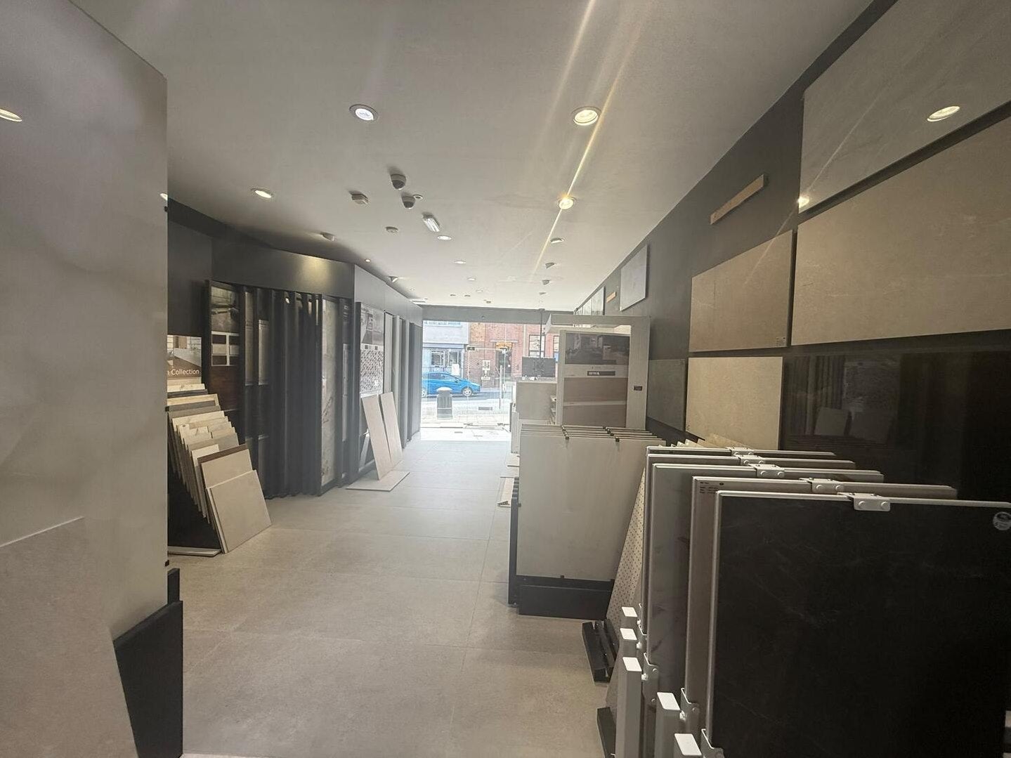 Flat Ballards Lane in Greater London