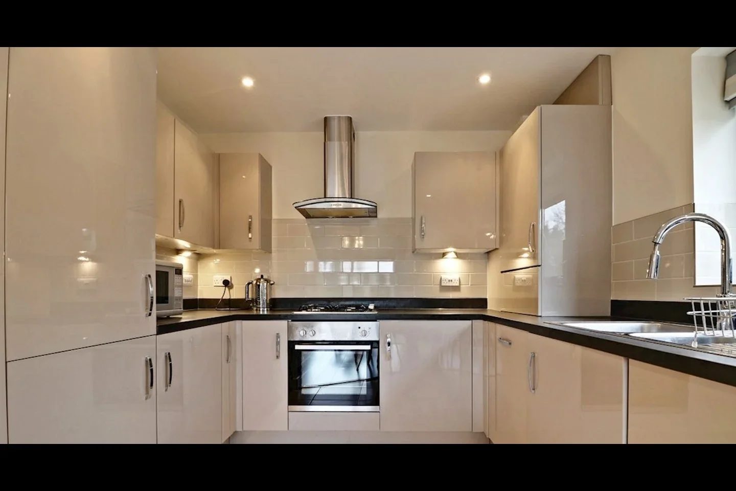Flat Forty Avenue in Greater London