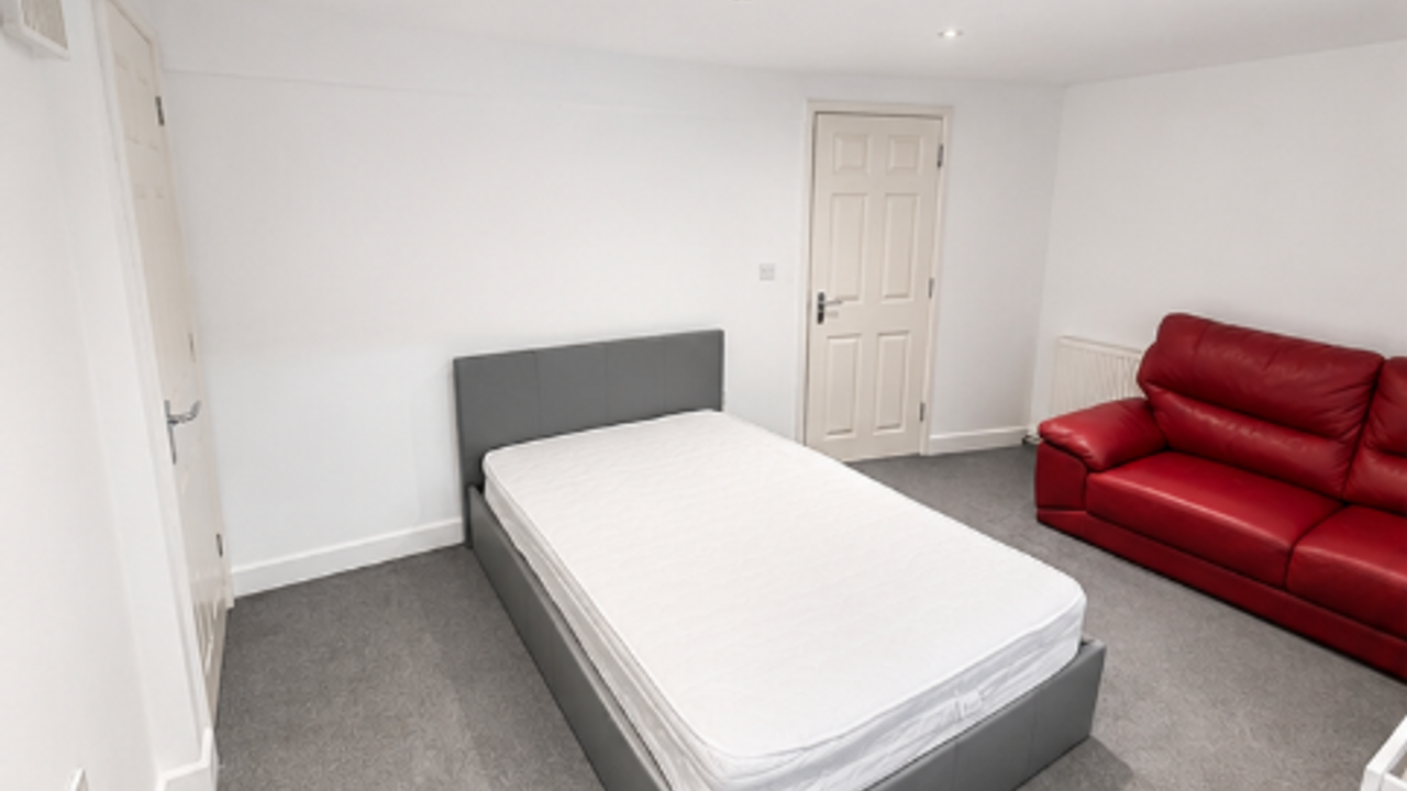 Room Wellington Street in Luton