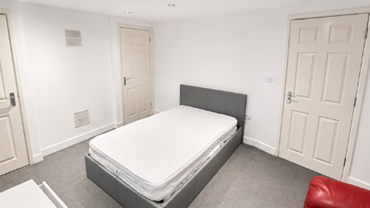 Room Wellington Street in Luton