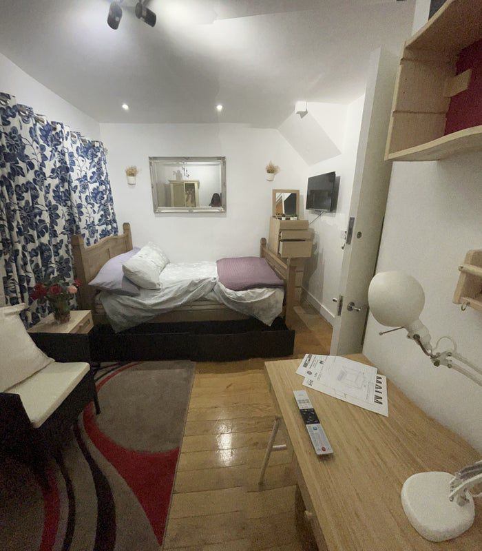 Room Penywern Road in Greater London