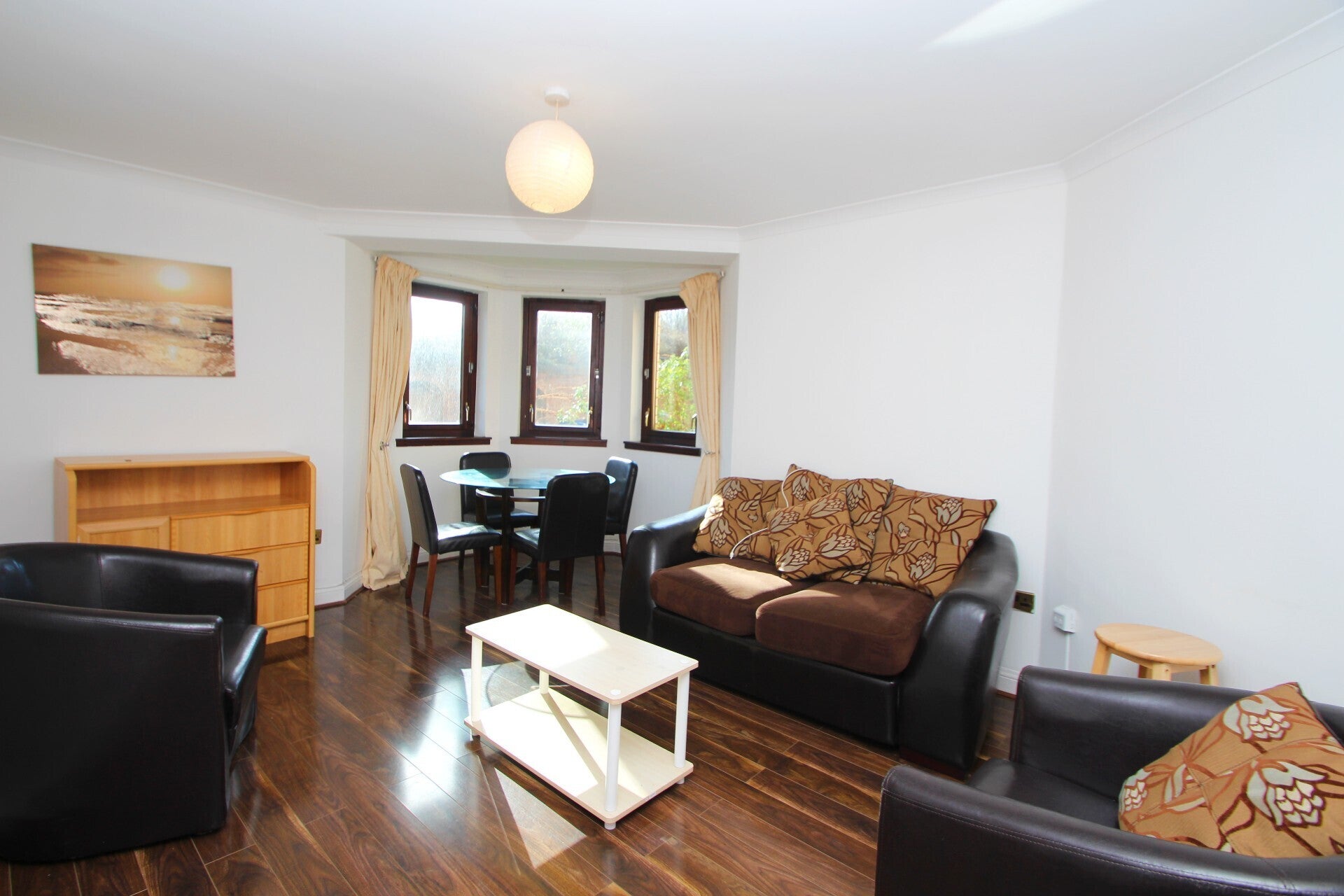 Flat Parsonage Square in Glasgow