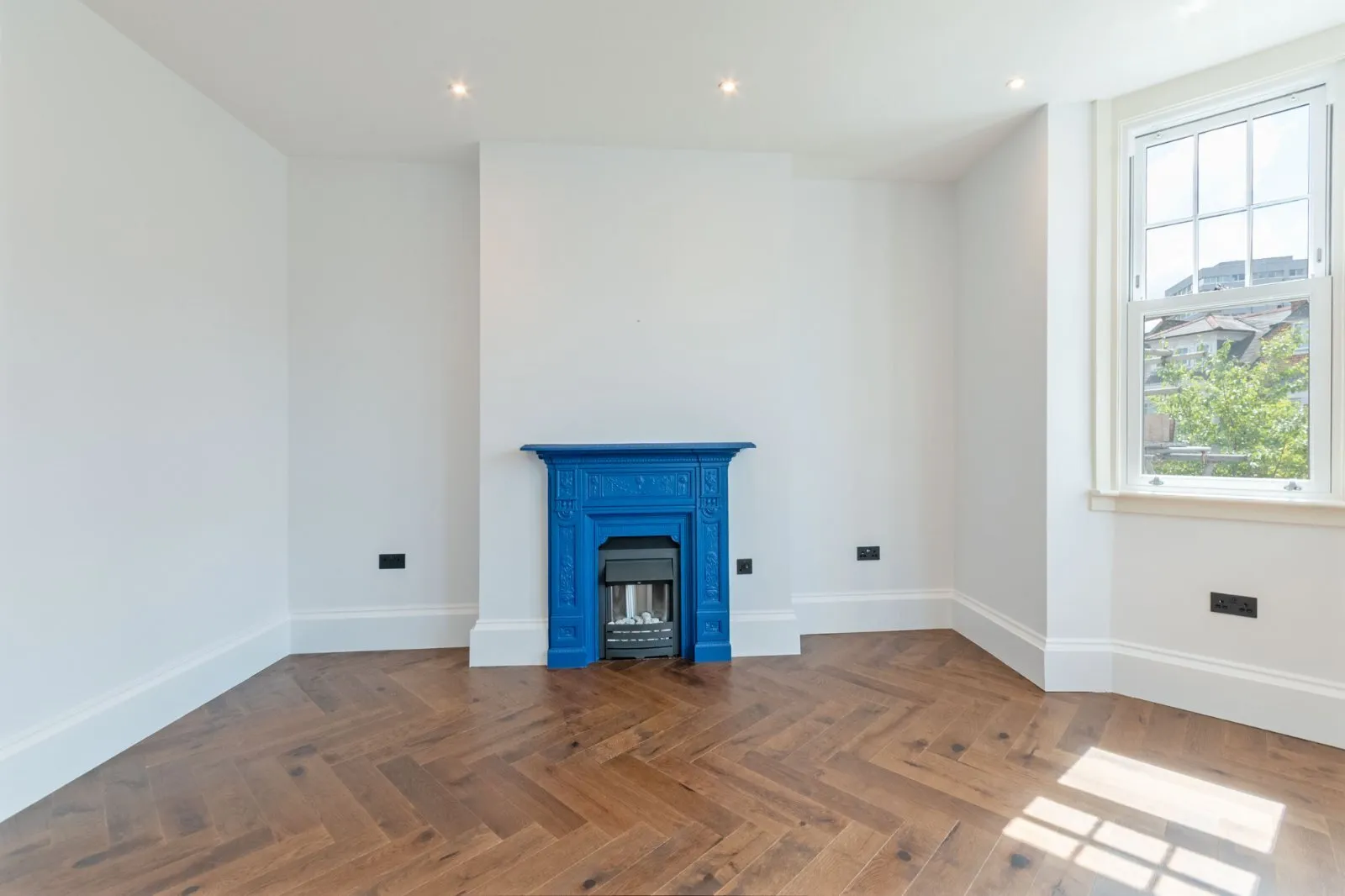Flat Bergholt Crescent in Greater London