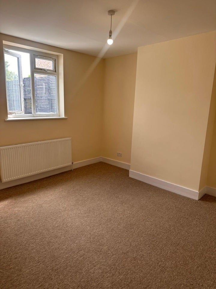 Flat Rushey Green in Greater London