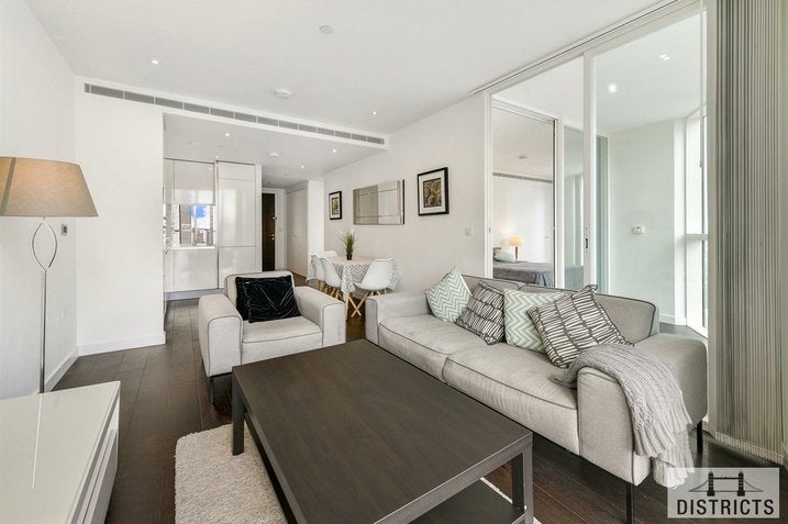 Flat Wyvil Road in Greater London